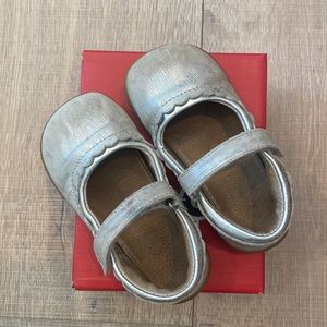 Size 6 - see Kai run (gold)